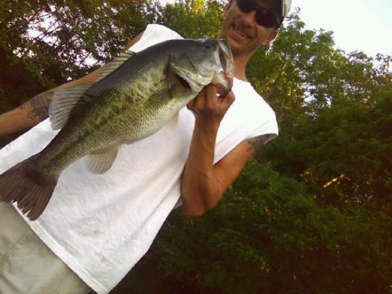 caught in local pond.weight about 7/8 lbs. caught it on a 6inch lizard,pumpkin seed in color.RETRIEVE...was slow letn it drop to bottom then bumping it cross bottom.5/07/2010